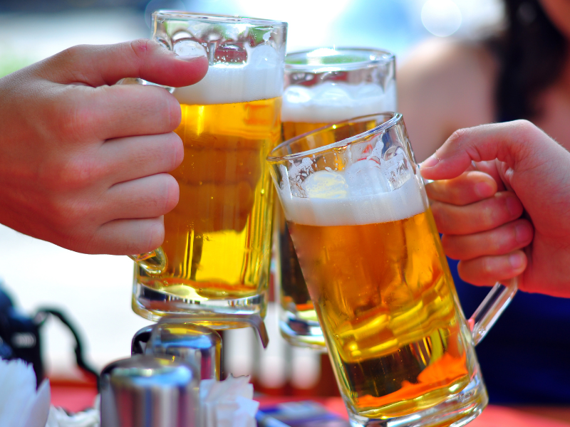 brindis con jarras de cerveza